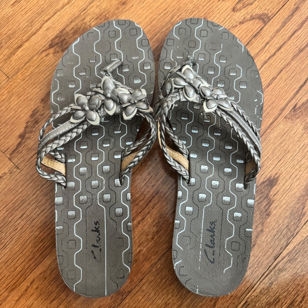 Clarks 7 Thong Metallic Floral Festival Travel Braided Strap Flip flops Sandals